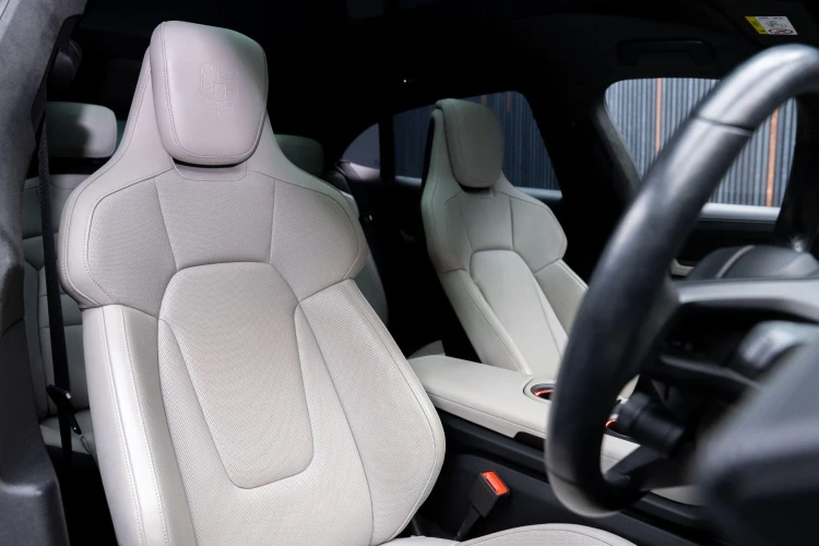 Vehicle Image 12