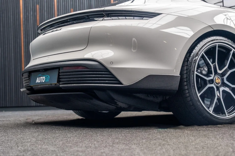Vehicle Image 23