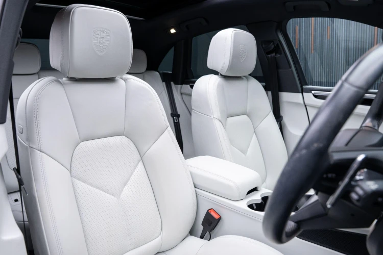 Vehicle Image 12