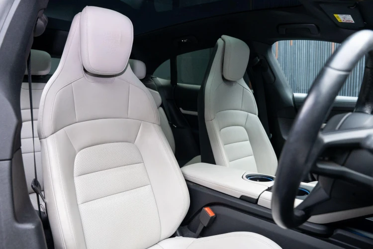 Vehicle Image 32