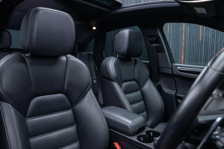 Vehicle Image 12