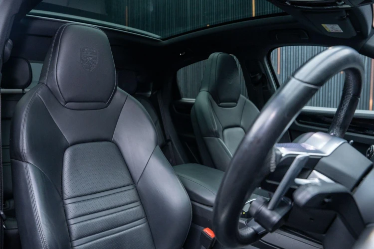 Vehicle Image 12