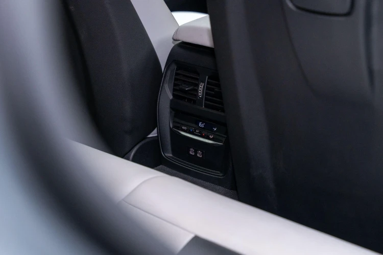 Vehicle Image 40