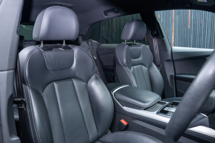 Vehicle Image 12