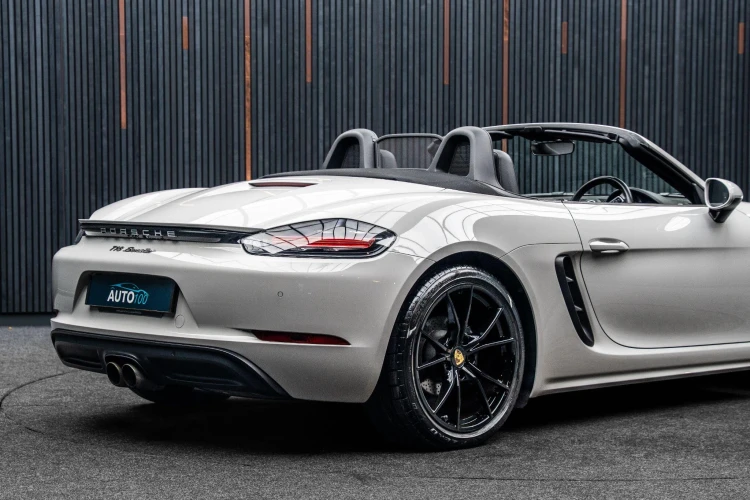 Vehicle Image 23