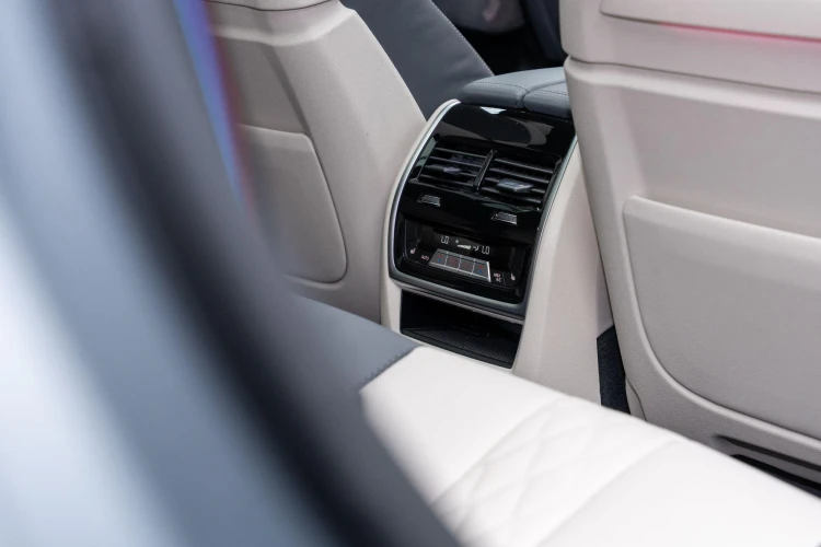 Vehicle Image 36