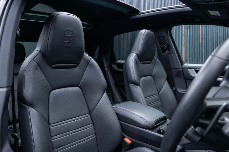 Vehicle Image 12