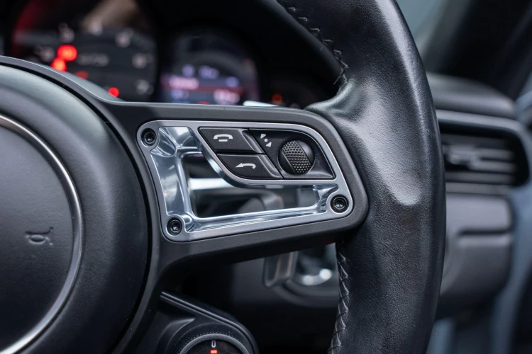 Vehicle Image 32