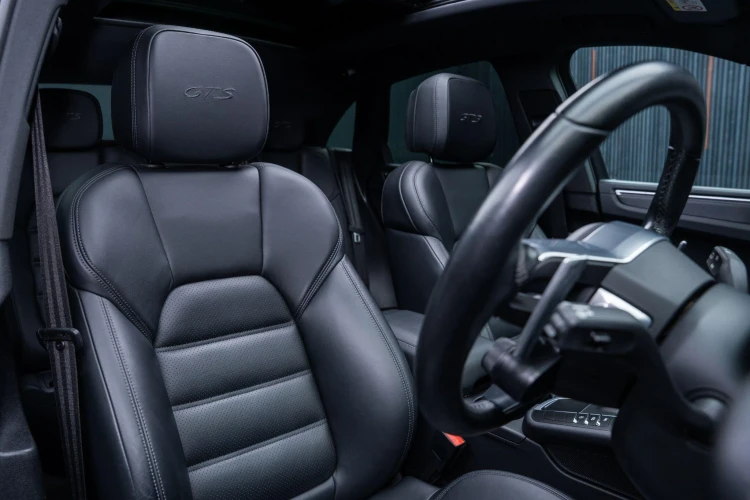 Vehicle Image 12