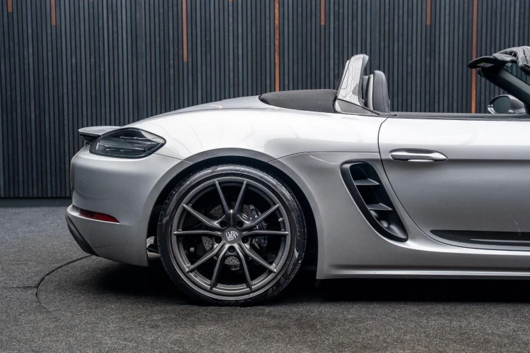 Vehicle Image 21