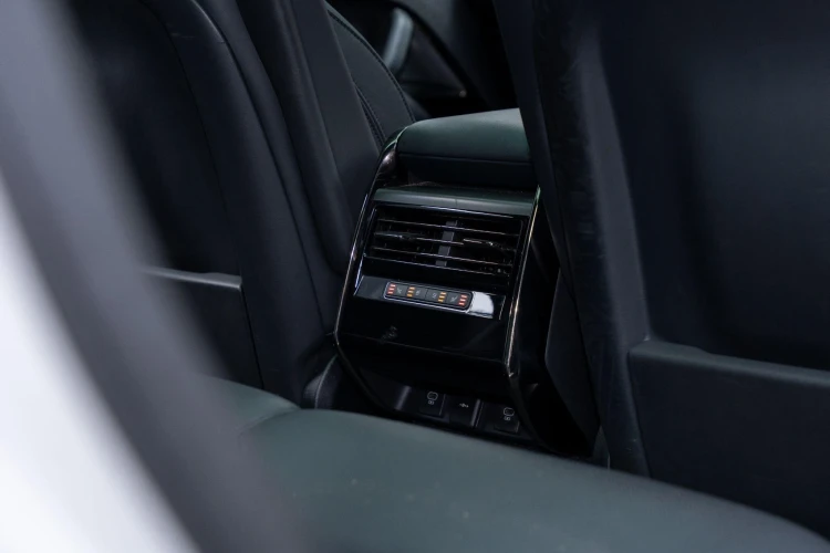 Vehicle Image 32