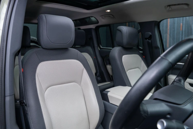 Vehicle Image 12