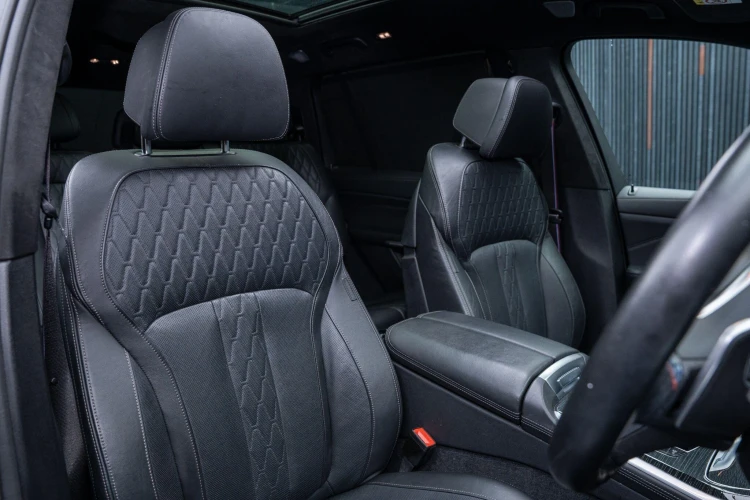 Vehicle Image 12