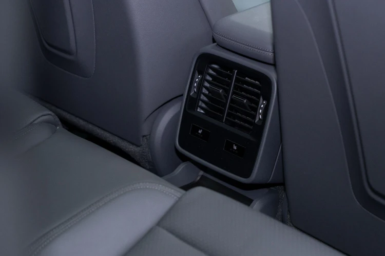 Vehicle Image 38