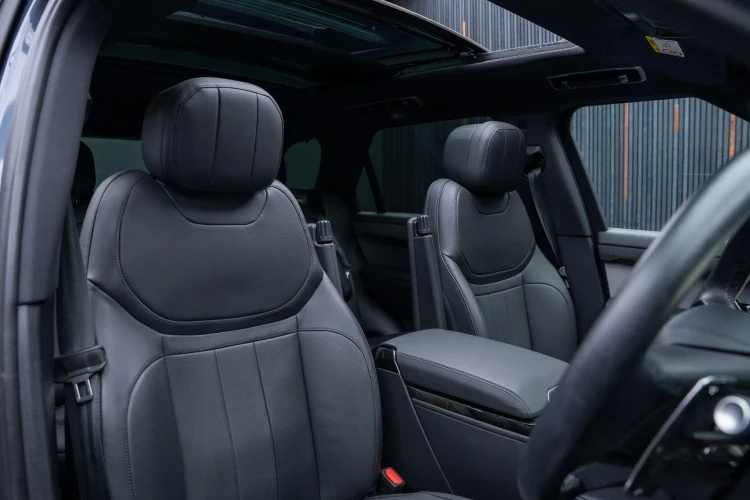 Vehicle Image 12