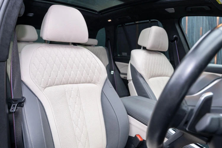 Vehicle Image 12