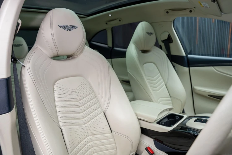 Vehicle Image 12