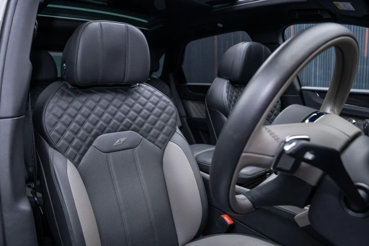 Vehicle Image 12