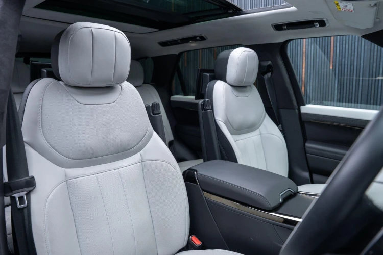 Vehicle Image 12
