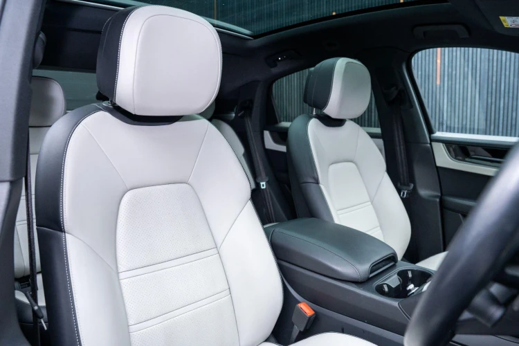 Vehicle Image 12