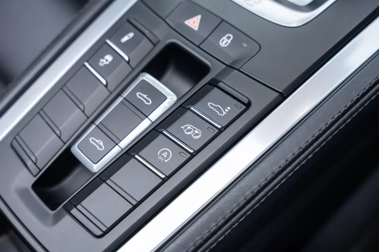 Vehicle Image 32