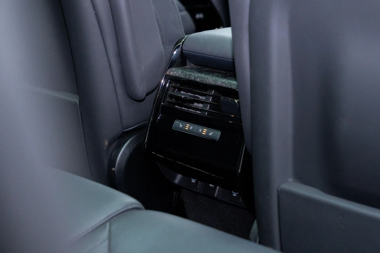 Vehicle Image 38
