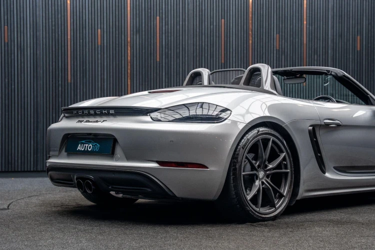 Vehicle Image 23