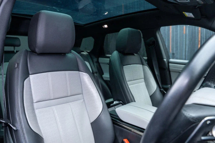 Vehicle Image 12