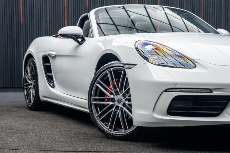 Vehicle Image 9