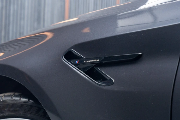 Vehicle Image 25