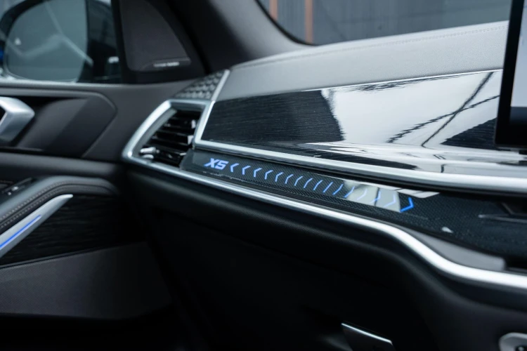 Vehicle Image 8