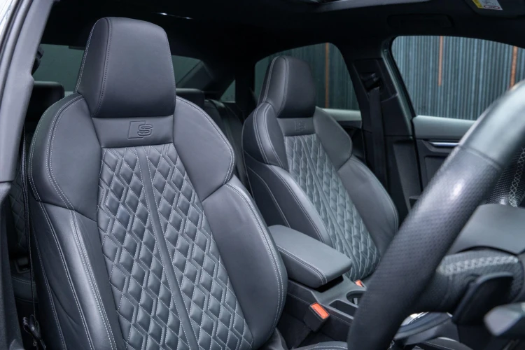 Vehicle Image 12