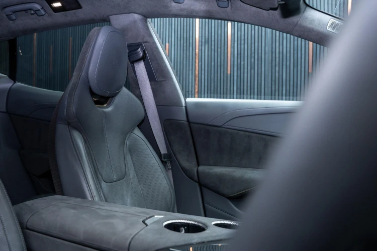 Vehicle Image 32