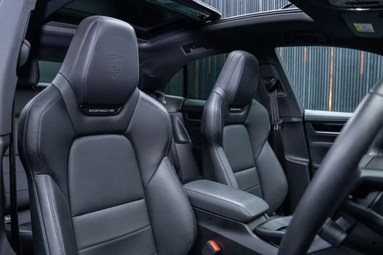 Vehicle Image 12