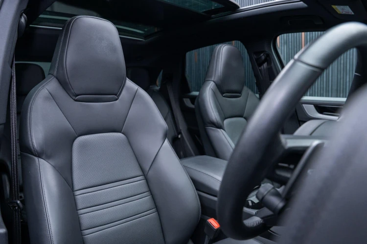 Vehicle Image 12