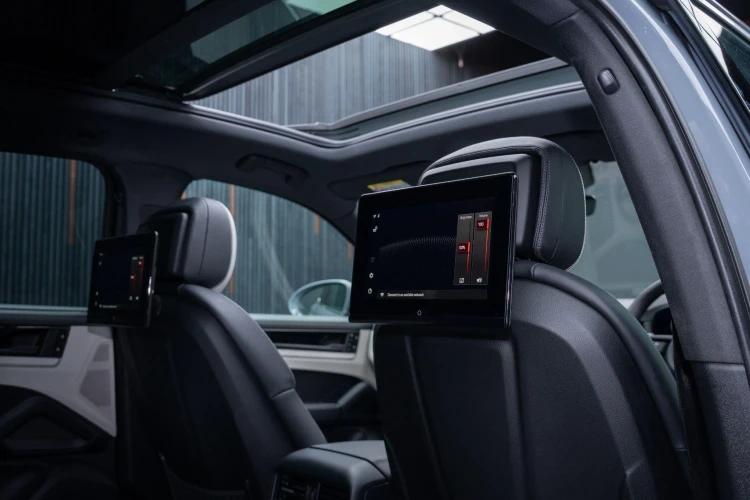 Vehicle Image 6