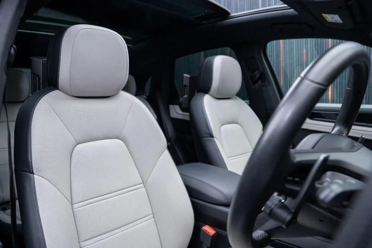 Vehicle Image 12