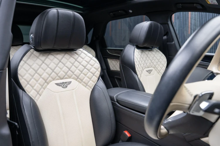 Vehicle Image 12