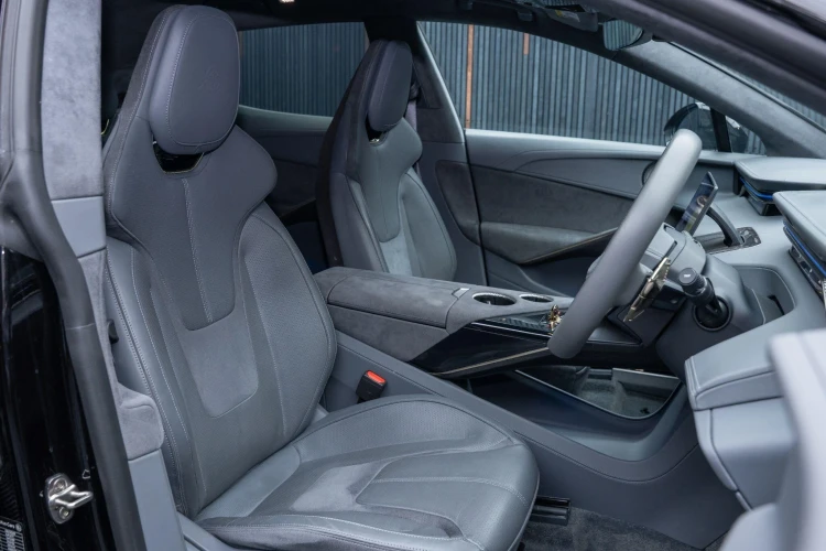 Vehicle Image 12