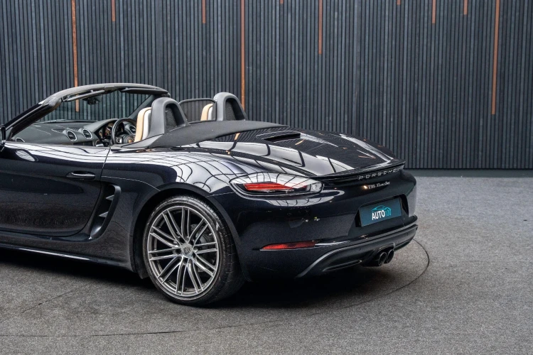 Vehicle Image 21