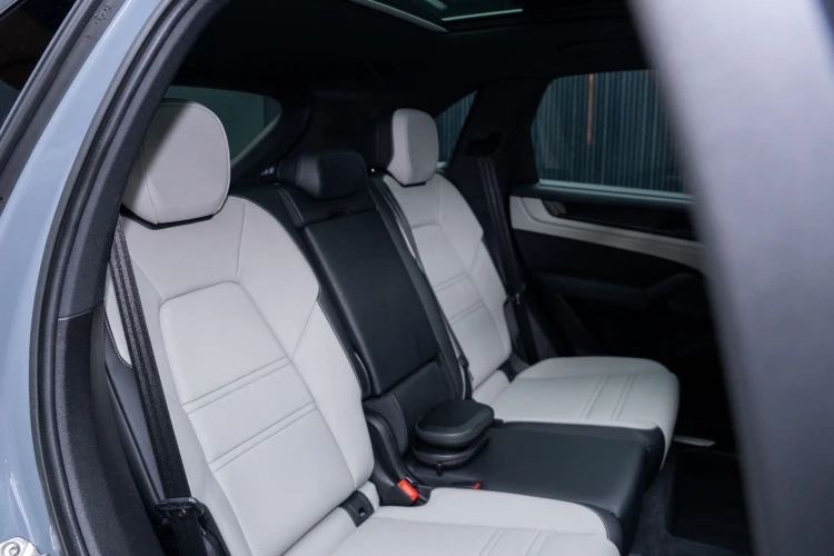 Vehicle Image 14