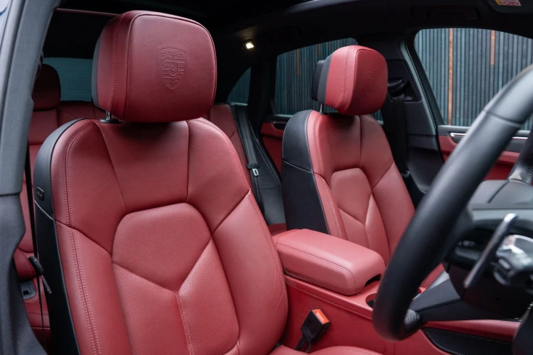 Vehicle Image 12