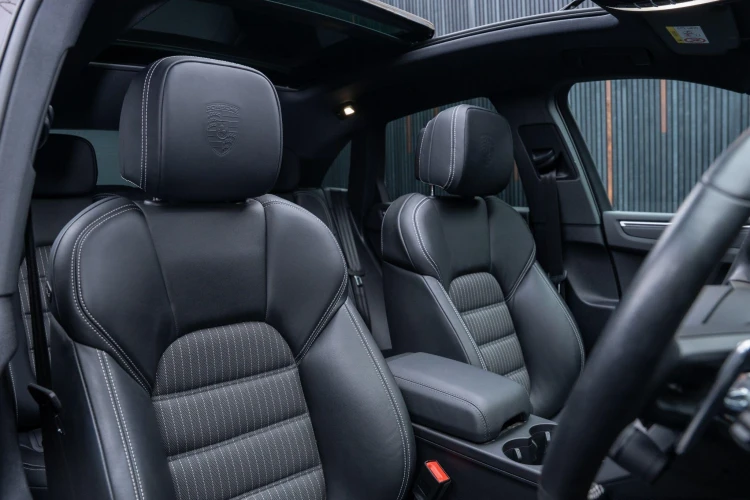 Vehicle Image 12
