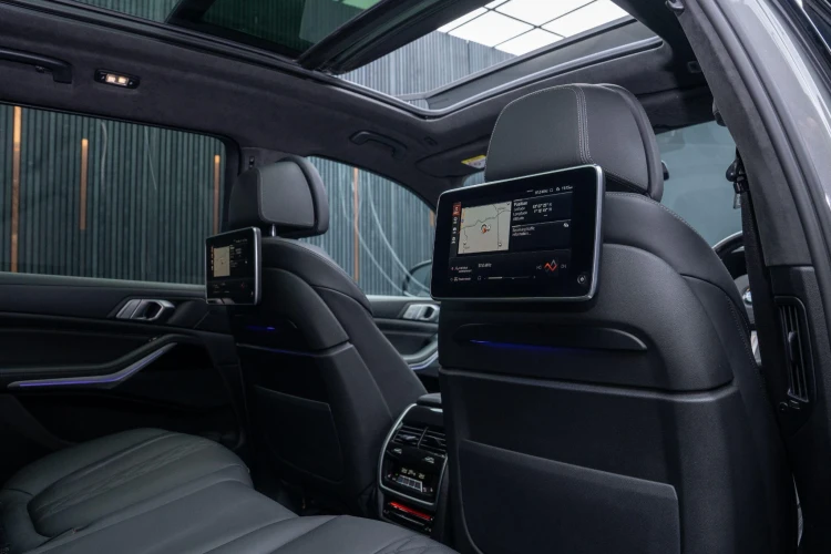 Vehicle Image 6