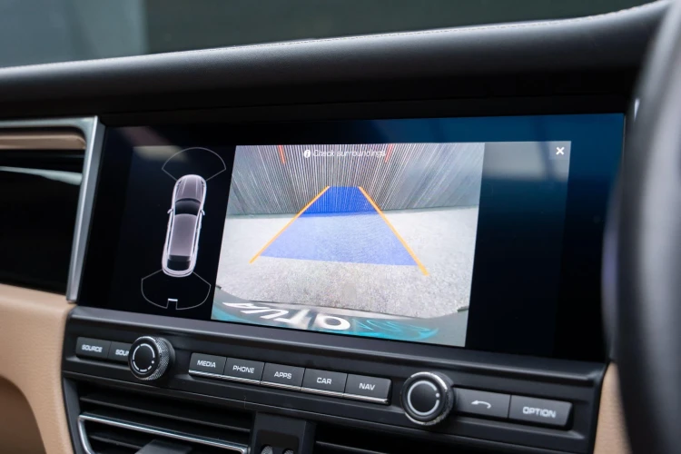 Vehicle Image 6