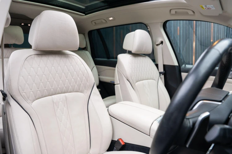 Vehicle Image 12