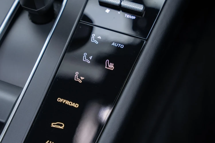 Vehicle Image 32