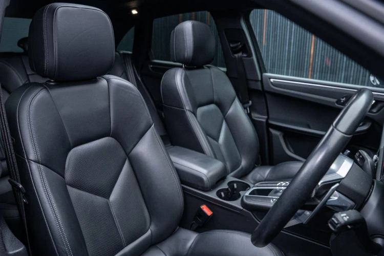 Vehicle Image 12