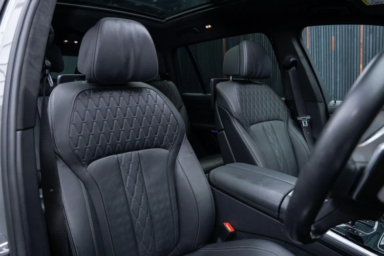 Vehicle Image 12
