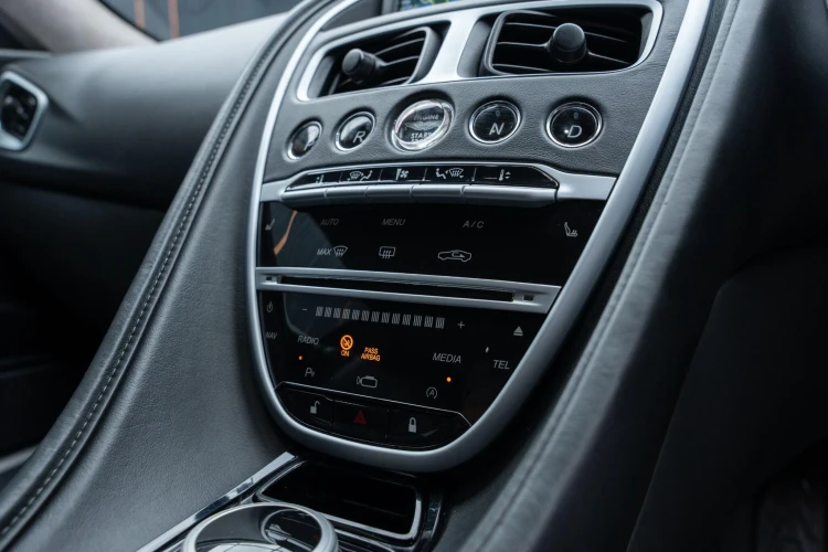Vehicle Image 25